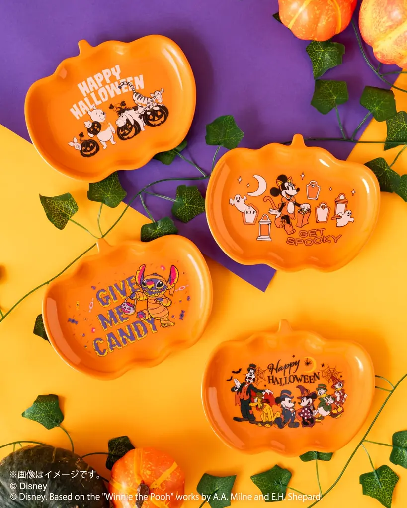 お菓子やカボチャモチーフの仮装をしたディズニーキャラクターが大集合