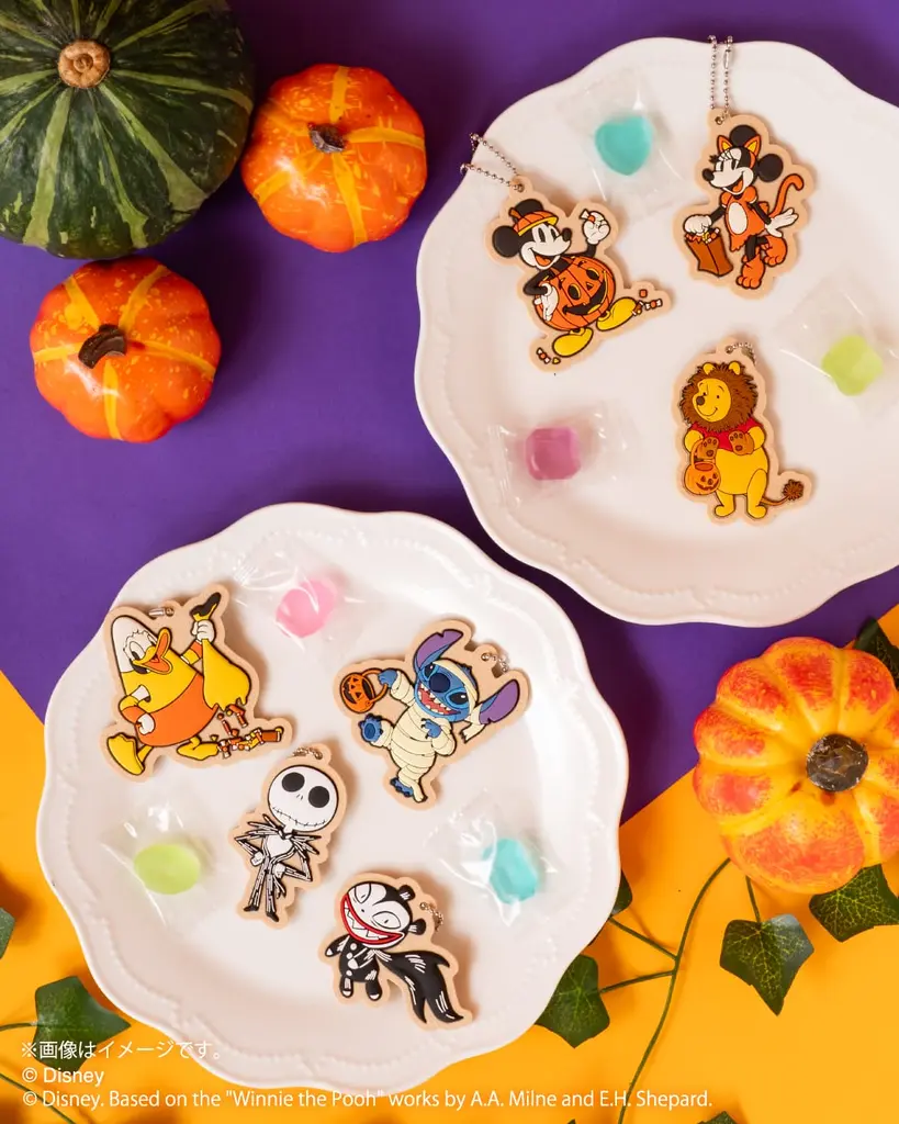 お菓子やカボチャモチーフの仮装をしたディズニーキャラクターが大集合