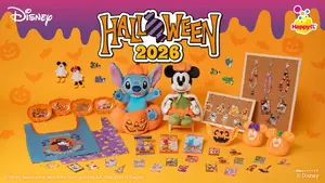 お菓子やカボチャモチーフの仮装をしたディズニーキャラクターが大集合