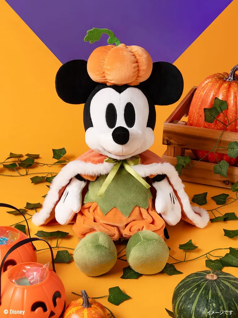 お菓子やカボチャモチーフの仮装をしたディズニーキャラクターが大集合